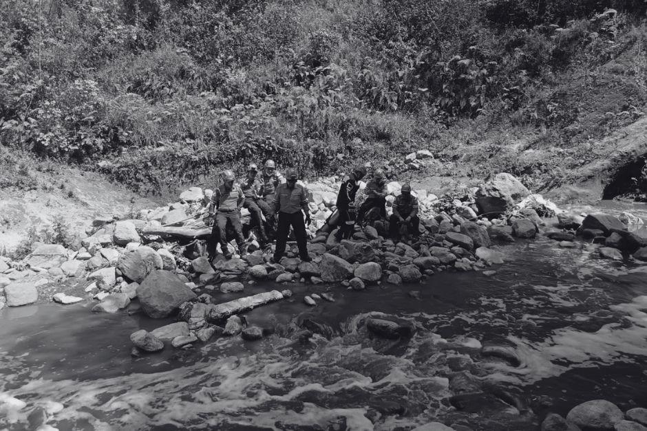Un s&eacute;ptimo cuerpo fue hallado este viernes en el r&iacute;o Las Vacas, bajo el puente El Naranjo. (Foto: Bomberos Municipales)