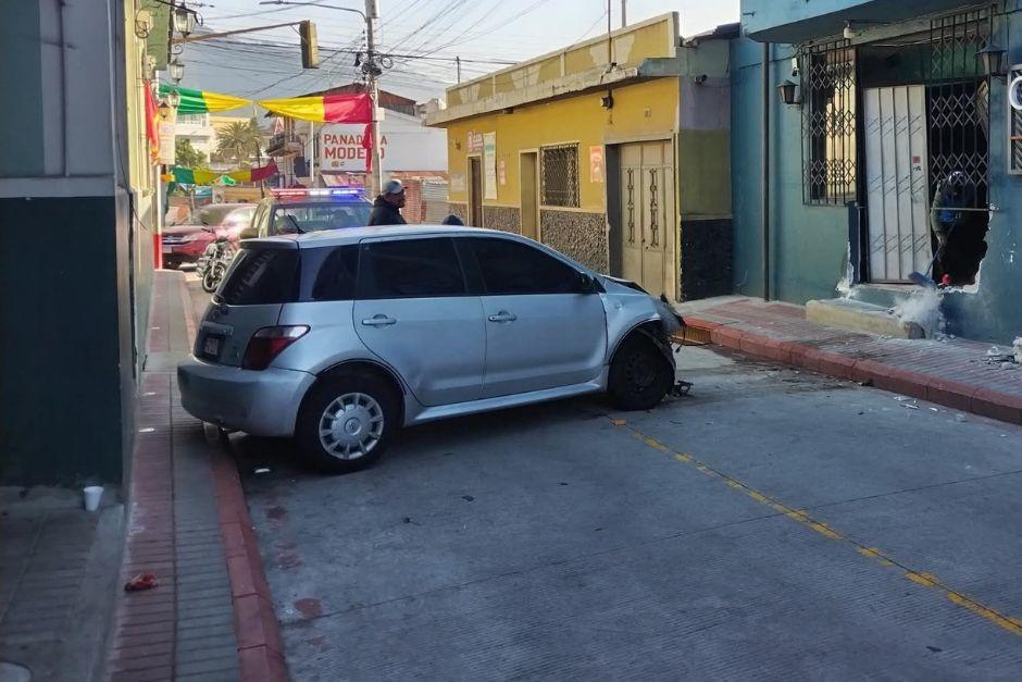 El autom&oacute;vil se empotr&oacute; en un edificio tras chocar con un cami&oacute;n. (Foto: San Marcos Noticias)