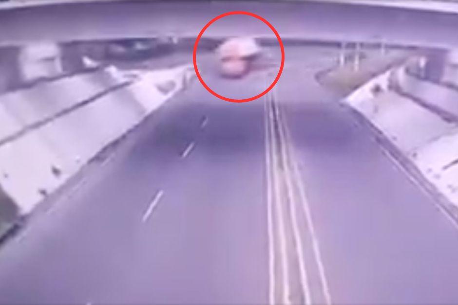 El tr&aacute;iler termin&oacute; volcado sobre la cinta asf&aacute;ltica. (Foto: Captura de video)