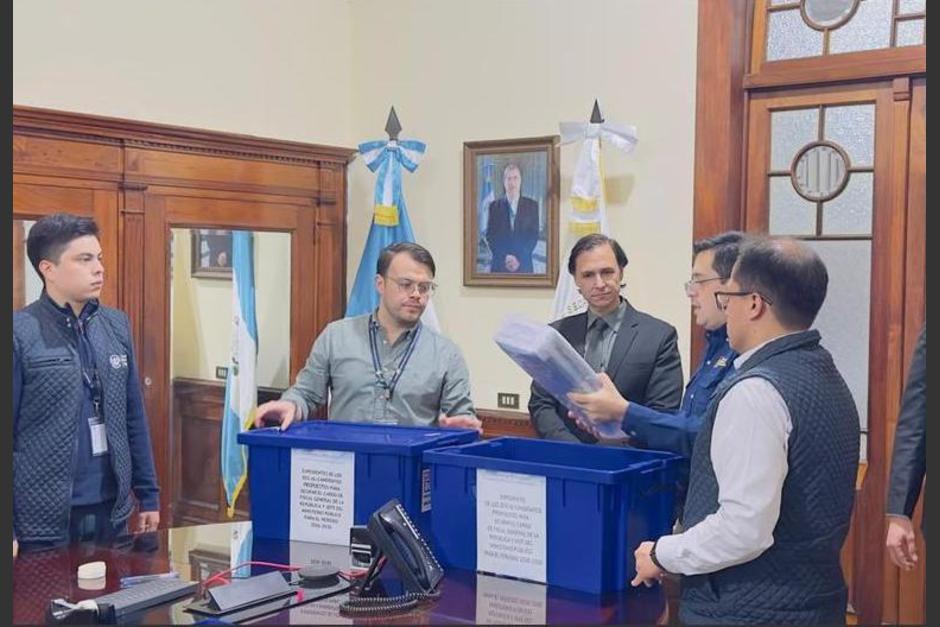 Comisi&oacute;n de Postulaci&oacute;n entrega n&oacute;mina de seis candidatos a Fiscal General y Jefe del Ministerio P&uacute;blico (MP) a presidencia de la Rep&uacute;blica. (Foto: Presidencia de la Rep&uacute;blica/Soy502)