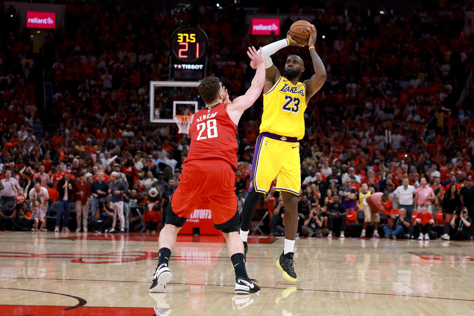 James lider&oacute; al conjunto angelino con 29 puntos en su cuenta personal. (Foto: AFP)