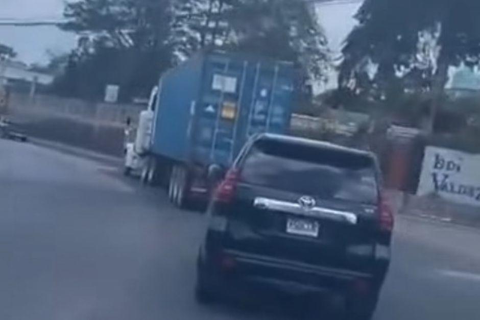 El conflicto subi&oacute; de tono cuando uno de ellos sac&oacute; un arma. (Foto: captura de video)