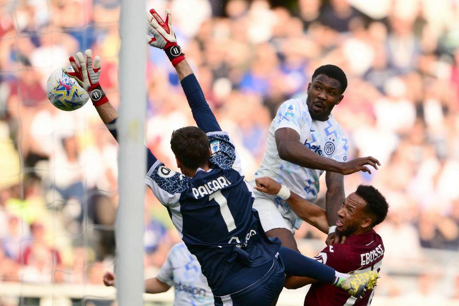 Marcus Thuram se elev&oacute; y meti&oacute; un cabezazo para abrir el marcador a favor de los nerazzurris. (Foto: AFP)
