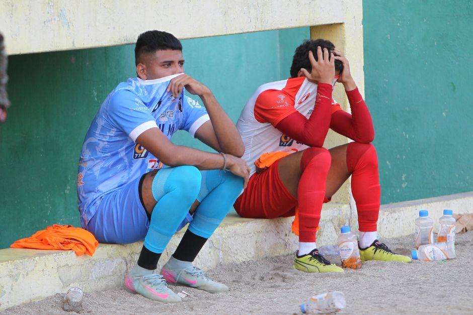 Los conejos se lamentaron al no poder salvar la categor&iacute;a en el &uacute;ltimo partido de la fase de clasificaci&oacute;n. (Foto: Eddy Recinos)