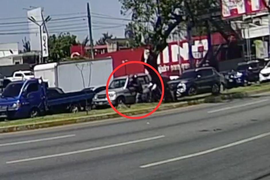 El asalto se perpetr&oacute; durante la tarde de este lunes en la calzada Roosevelt. (Foto: Captura de video)