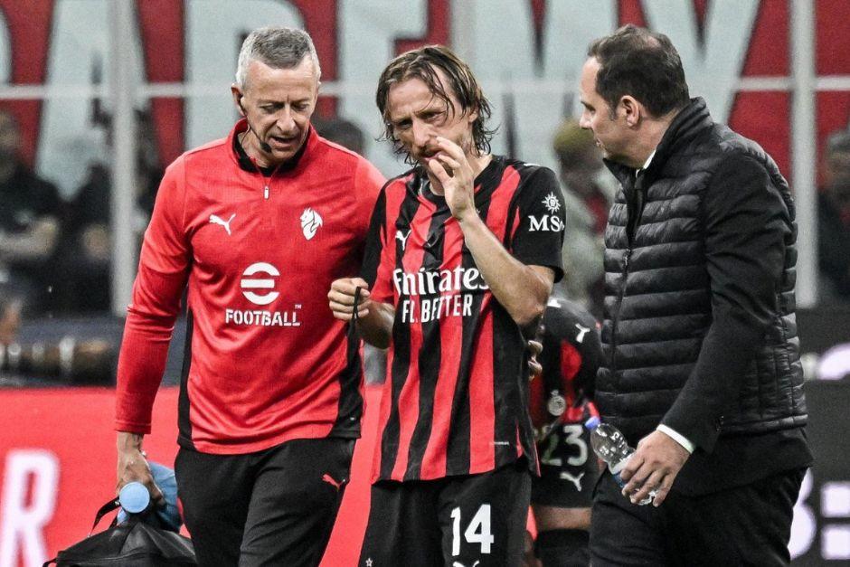 El mediocampista croata sali&oacute; con evidente molestia en el rostro tras el fuerte choque. (Foto: AFP)