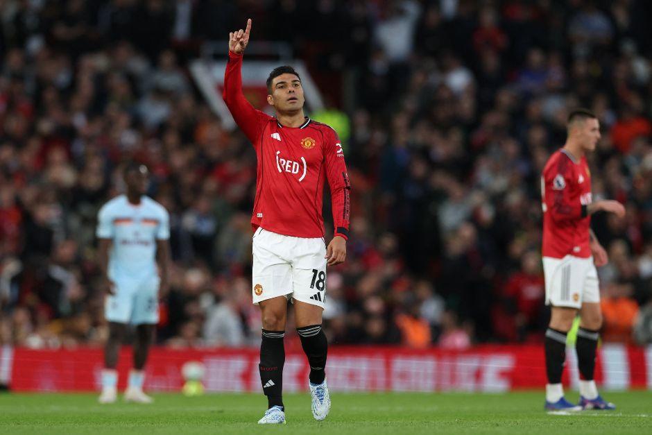 Carlos Casemiro le dedic&oacute; su anotaci&oacute;n a los aficiondos en Old Trafford. (Foto: AFP)