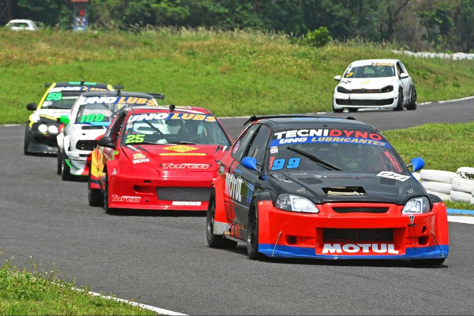 Juanes Morales gan&oacute; los dos hits de competencia en la divisi&oacute;n BTCC A, y se llev&oacute; la victoria en la fecha. (Foto: Marco Morales)Una intensa jornada se vivi&oacute; en el aut&oacute;dromo Los Volcanes, ya que se realiz&oacute; la segunda fecha del Campeonato Nacional de Automovilismo 2026, en la cual los pilotos Juanes Morales, en Turismo Sport A, y Erick Samayoa, en BTCC A, se llevaron la victoria con contundencia.