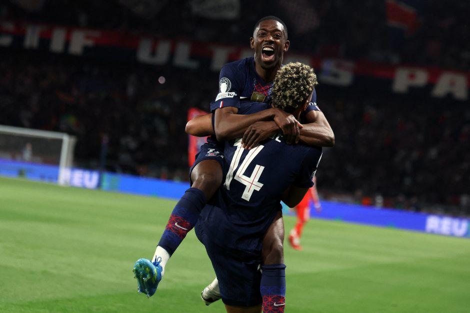 Ousmane Demb&eacute;l&eacute; festeja uno de sus dos goles ante los b&aacute;varos en el Parque de los Pr&iacute;ncipes. (Foto: AFP)
