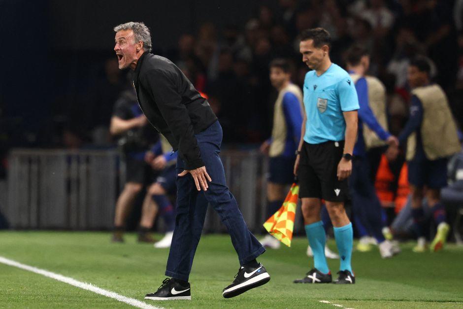 El espa&ntilde;ol estuvo atento para corregir a sus jugadores en medio de una lluvia de goles. (Foto: AFP)