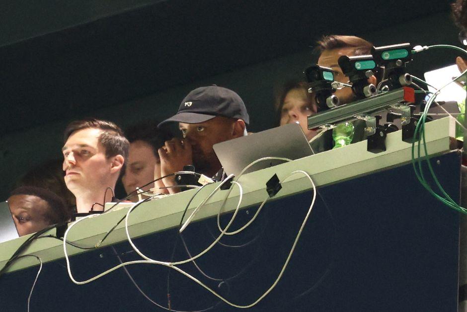 El entrenador belga (gorra) tuvo que ver el partido en las gradas por estar suspendido. (Foto: AFP)