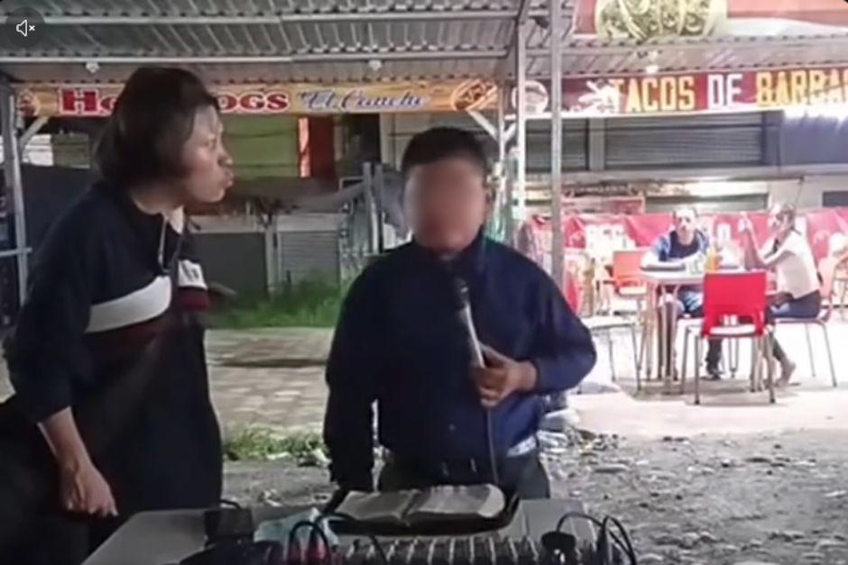 El menor predicaba en la v&iacute;a p&uacute;blica cuando una mujer se le acerc&oacute; para agredirlo. (Foto: Captura de video)