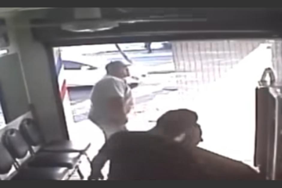 Un hombre se hizo pasar por cliente para cometer el asalto. (Foto: captura de video)
