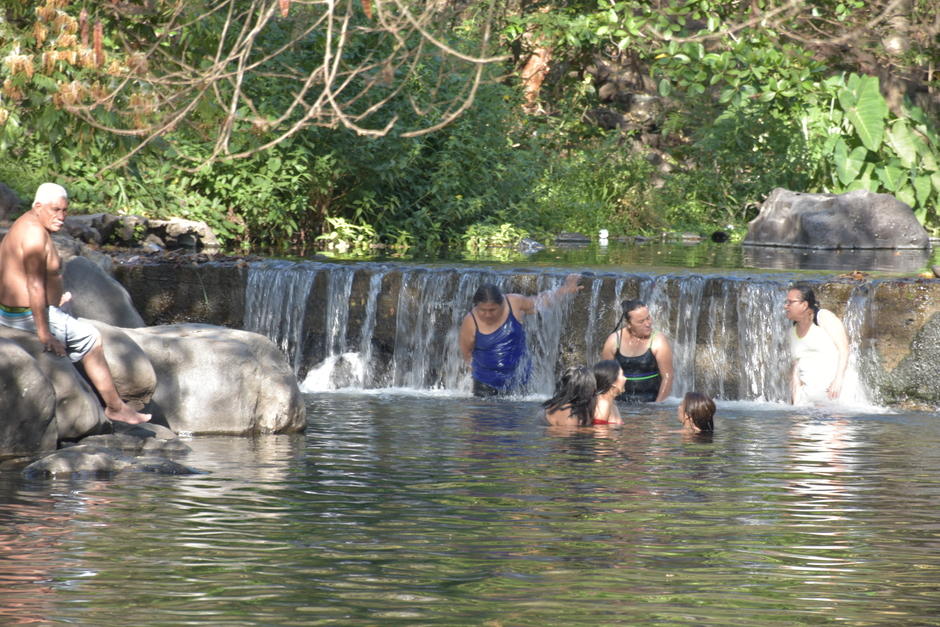 Familias completas llegan para refrescarse. (Foto: Nehem&iacute;as Guti&eacute;rrez/Colaborador)