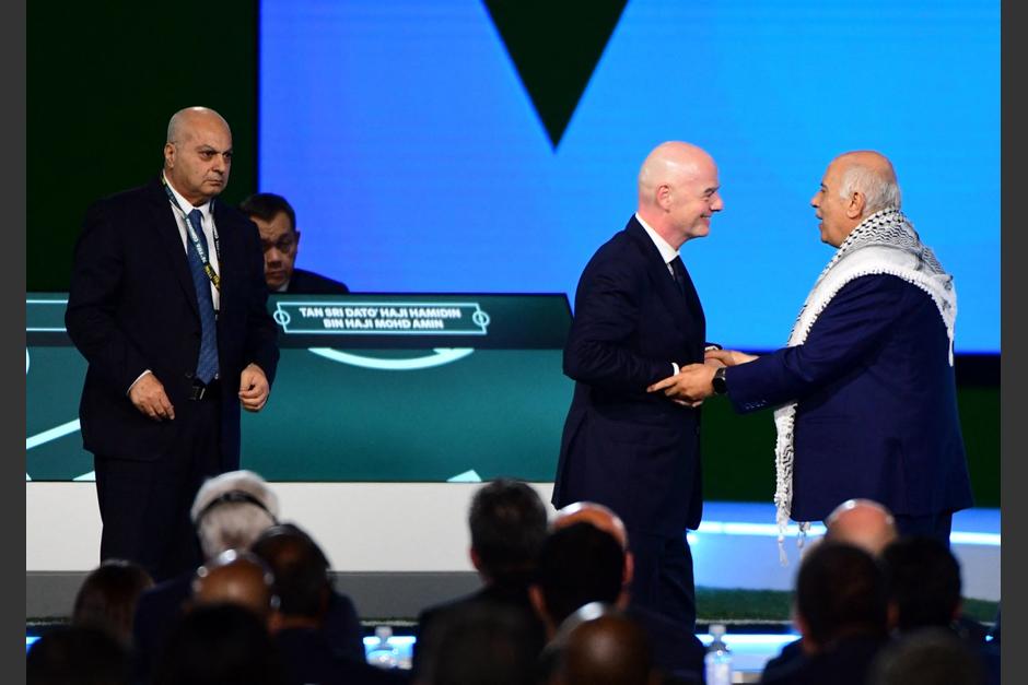El presidente de la FIFA, Gianni Infantino interact&uacute;a con el presidente de la Asociaci&oacute;n Palestina de F&uacute;tbol, ​​Jibril Rajoub, mientras el vicepresidente de la Asociaci&oacute;n Israel&iacute; de F&uacute;tbol, ​​Basim Sheikh Suliman, observa en un momento de tensi&oacute;n.