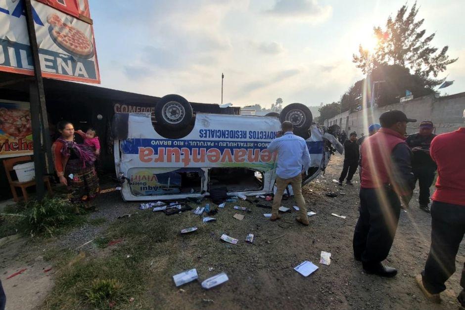 Varios veh&iacute;culos se vieron involucrados en el accidente de tr&aacute;nsito. (Foto: Asonbomd)