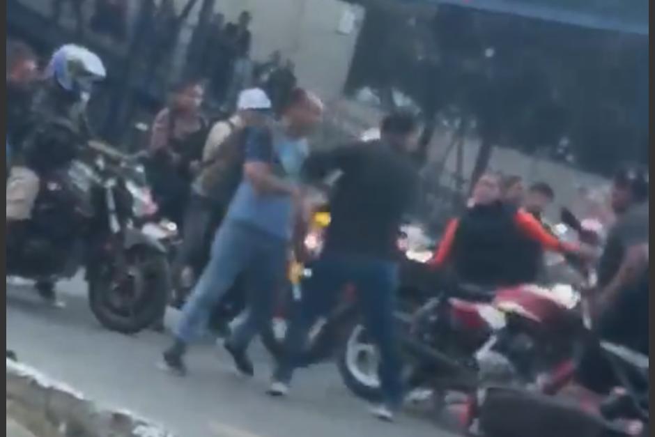 Un conductor grab&oacute; la tensa pelea. (Foto: captura de video)