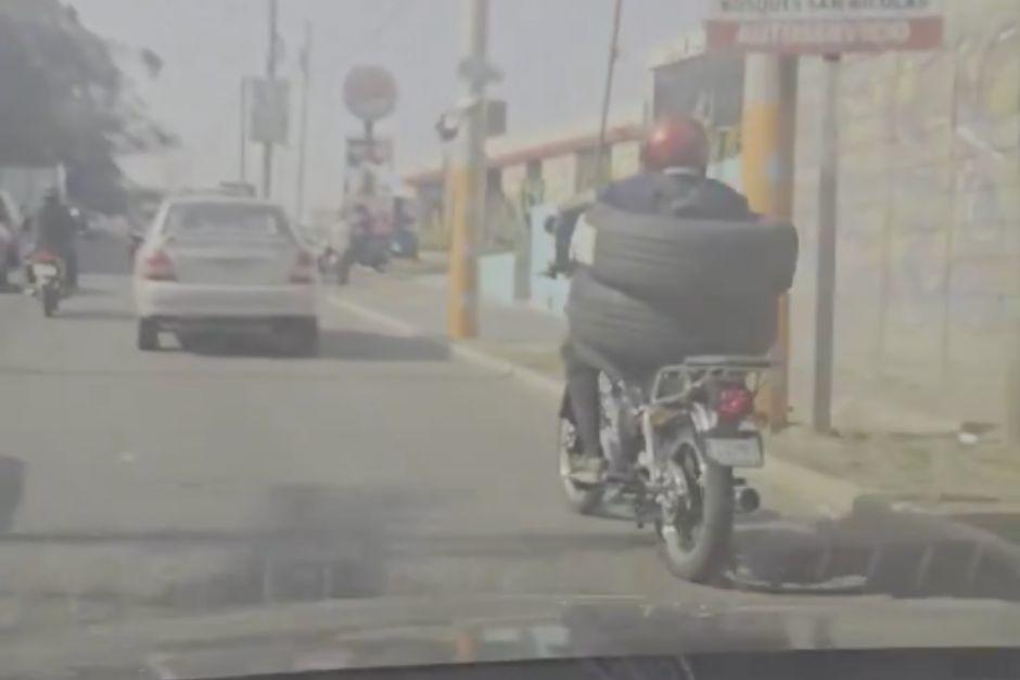 El conductor transitaba con dos neum&aacute;ticos en su cuerpo. (Foto: Captura de video)
