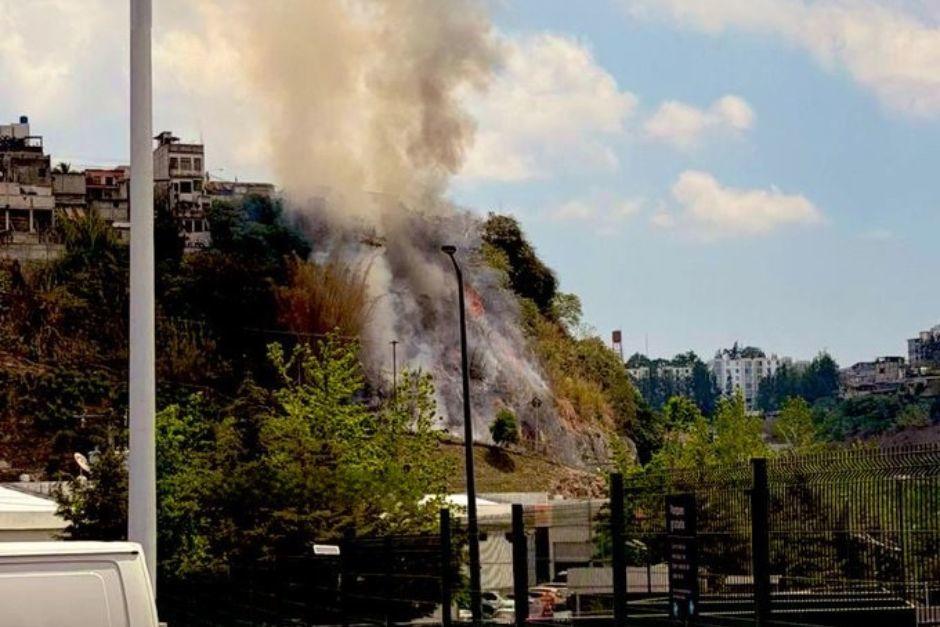 Las llamas alcanzaron a viviendas y bomberos trabajan para sofocar el incendio. (Foto: Am&iacute;lcar Montejo)