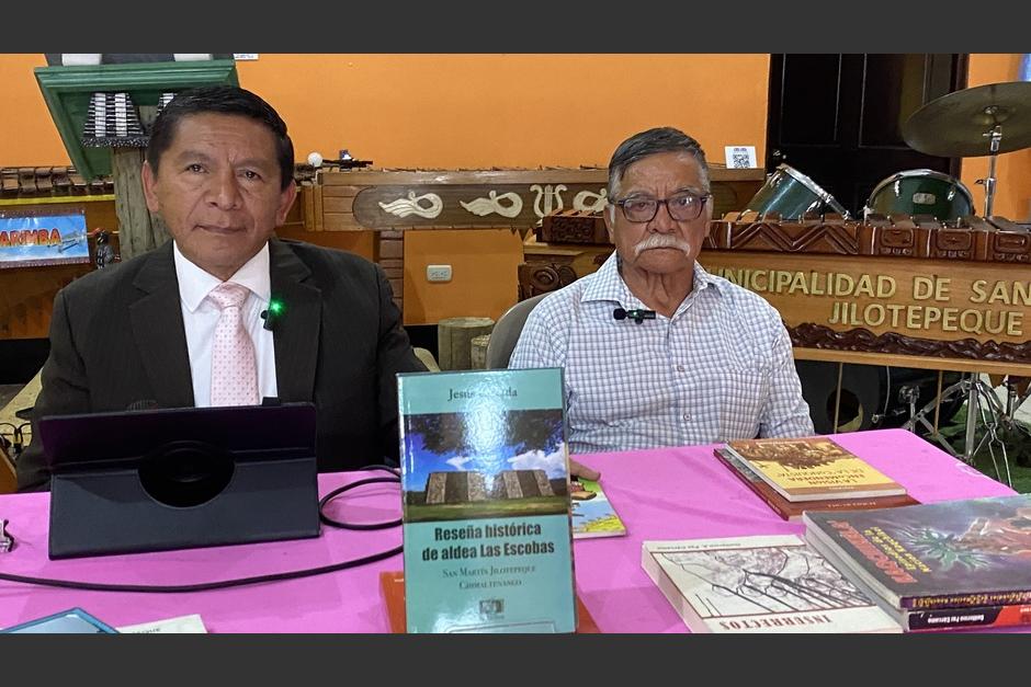 La presentaci&oacute;n del libro de don Jes&uacute;s Estrada (derecha) se llev&oacute; a cabo en la Casa de la Cultura Sanmartineca. (Foto: Carlos Sotz/Colaborador)