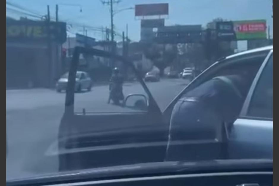 Dos hombres intimidaron y trataron de agredir a un conductor en medio de la calzada. (Foto: captura de pantalla)