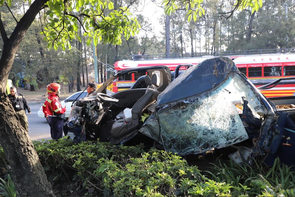 Un hombre result&oacute; con graves lesiones tras el fuerte accidente en la calzada Roosevelt. (Foto: CBM)