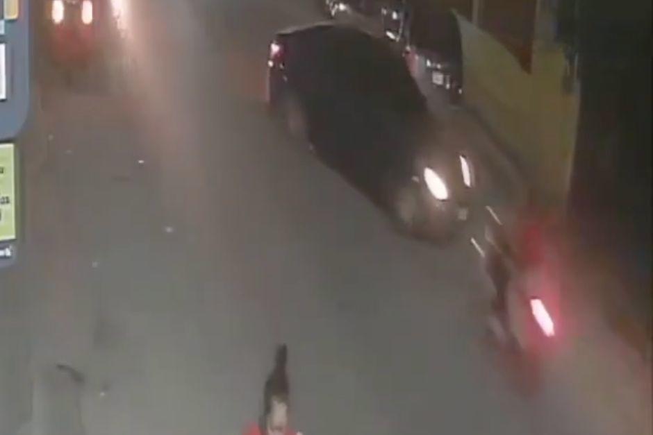 Una c&aacute;mara capt&oacute; el momento exacto del accidente de tr&aacute;nsito en Sanarate. (Foto: Captura de video)