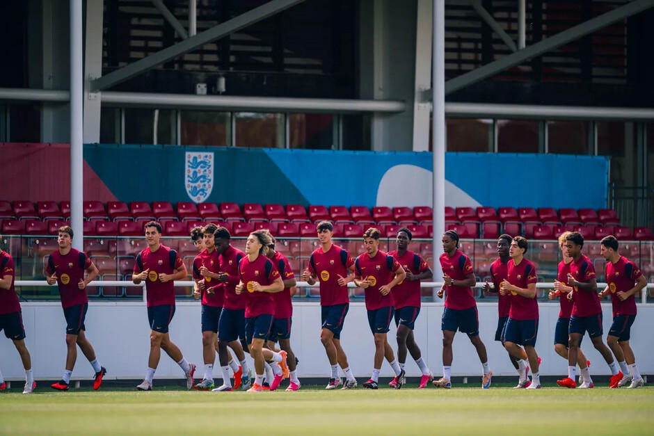El cuadro cul&eacute; mantuvo su preparaci&oacute;n la tarde del domingo en St. George's Park. (Foto: FC Barcelona)