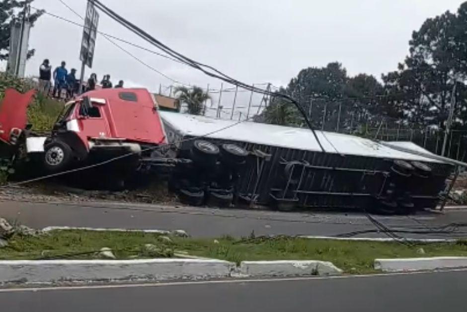 No hay paso: Tr&aacute;iler vuelca y derriba postes en San Miguel Petapa
