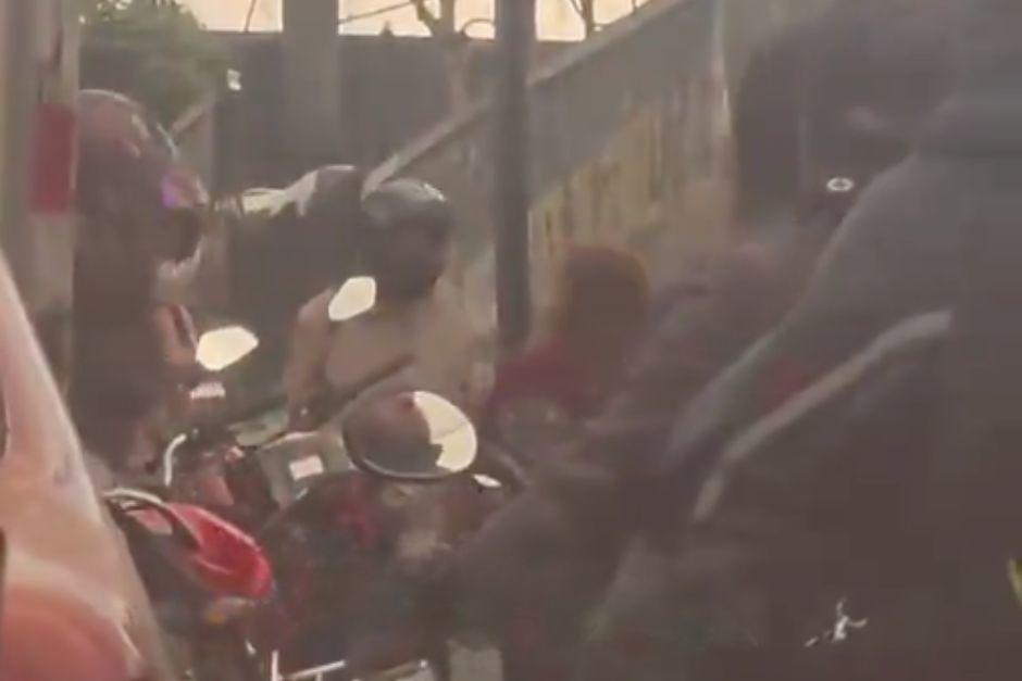 La pelea en pleno tr&aacute;nsito de la capital qued&oacute; grabada. (Foto: Captura de video)