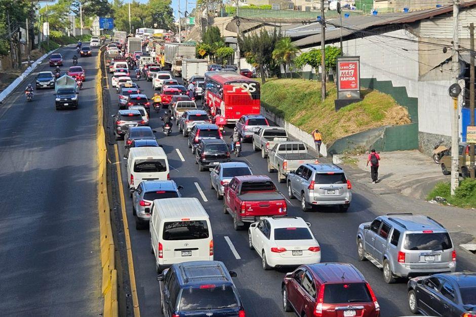 El tr&aacute;nsito se ha complicado tras percances viales registrados desde horas de la madrugada. (Foto v&iacute;a: Estuardo Paredes/Soy502)