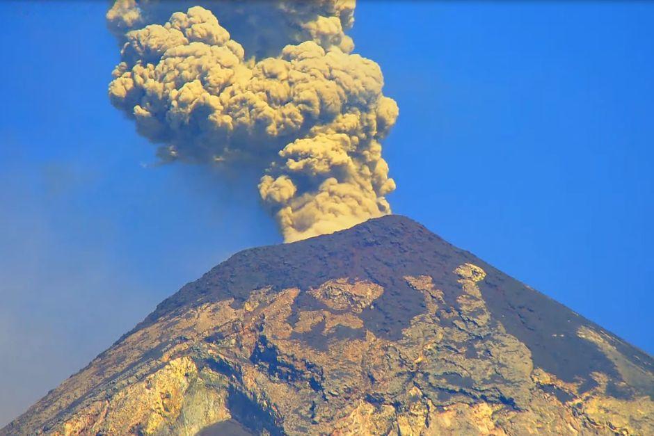 La ma&ntilde;ana de este viernes se ha registrado fuertes retumbos y explosiones del volc&aacute;n de Fuego. (Foto: Captura de video/AfarTV)