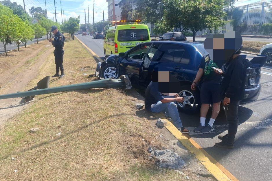 El conductor perdi&oacute; el control del veh&iacute;culo al intentar esquivar la motocicleta. (Foto: Amilcar Montejo)