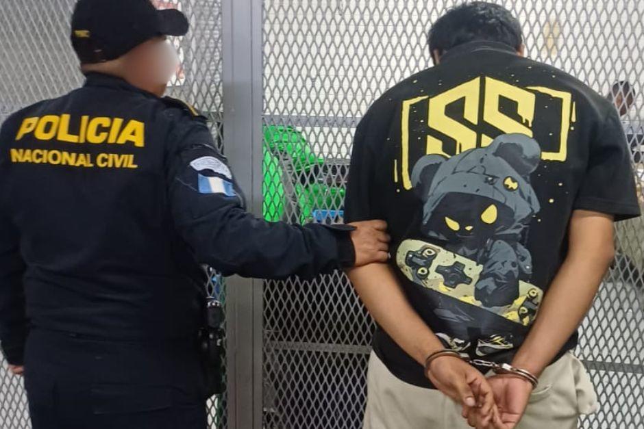 El hombre fue capturado cuando conduc&iacute;a la misma camioneta desde la cual, seg&uacute;n la investigaci&oacute;n, se habr&iacute;a perpetrado el crimen.&nbsp;(Foto v&iacute;a: Polic&iacute;a Nacional Civil)