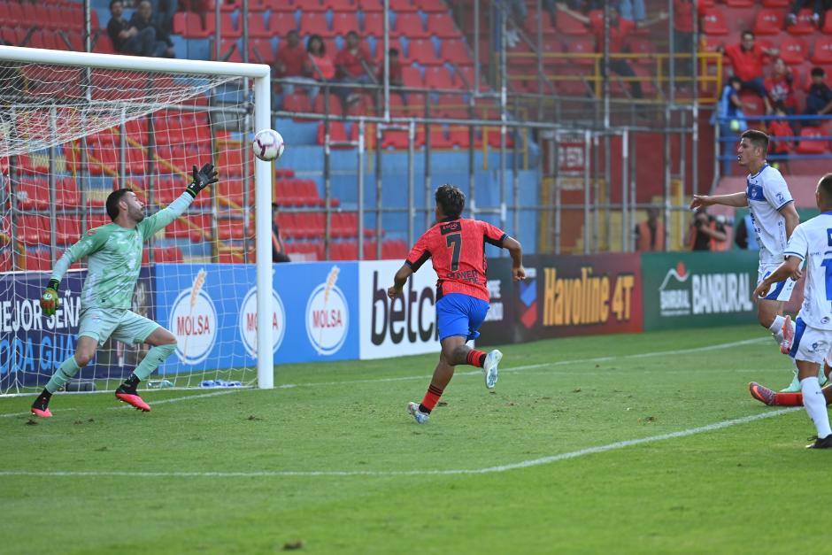 Rudy Mu&ntilde;oz abri&oacute; el marcador en El Tr&eacute;bol con este zurdazo. (Foto: Pedro Pablo Mijangos / Nuestro Diario)
