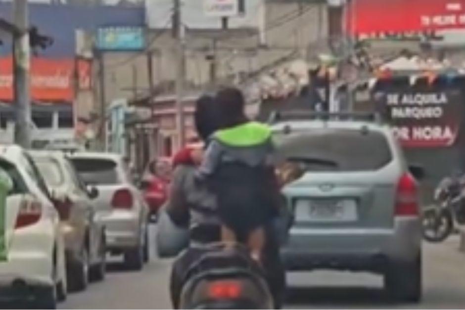 Los menores eran trasportados sin protecci&oacute;n.&nbsp;(Foto v&iacute;a: captura de video)