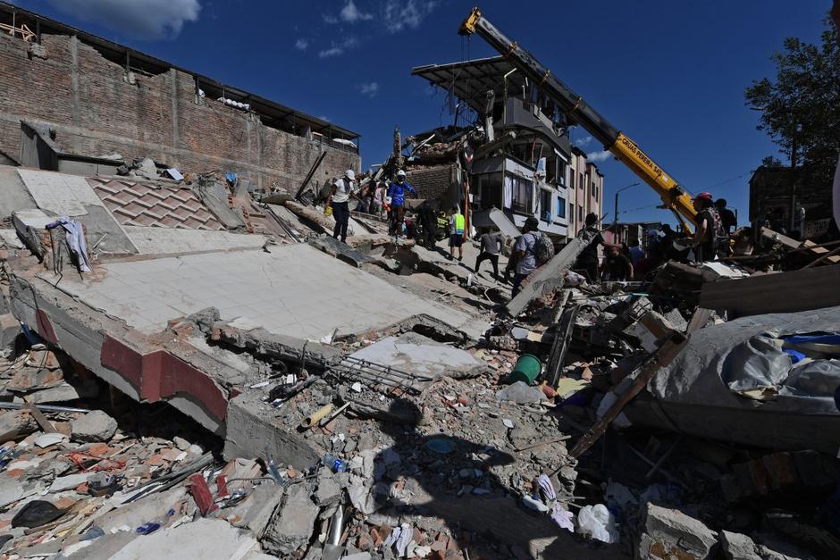 La persona fallecida bajaba las escaleras para poder evacuar el edificio cuando estas se desplomaron. (Foto: AFP)