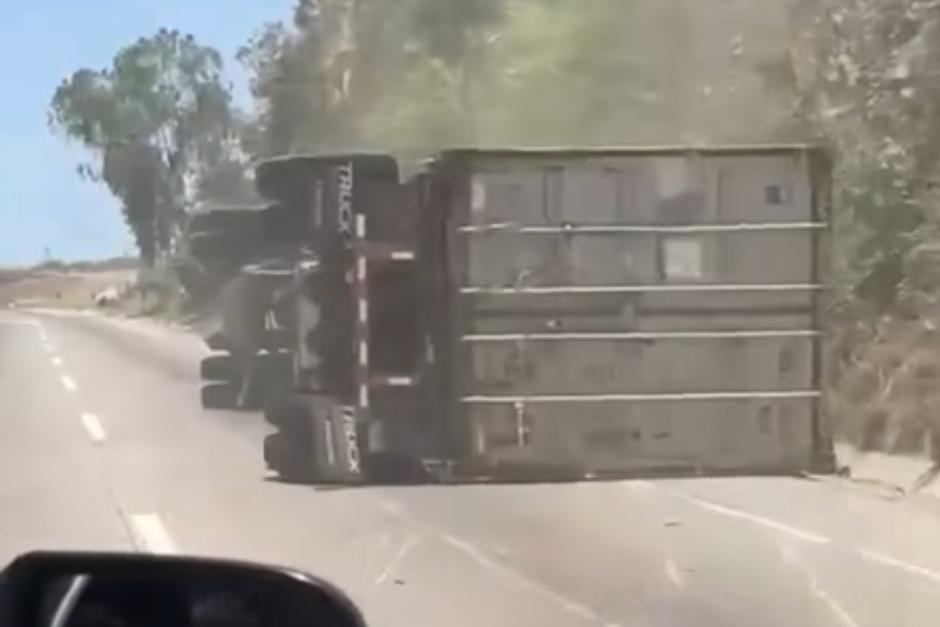 Una persona a bordo de un veh&iacute;culo particular logr&oacute; captar el momento exacto en el que el transporte perdi&oacute; el control. (Foto: Captura de video)