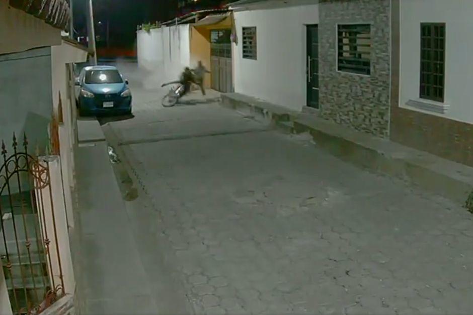 Los j&oacute;venes salieron expulsados de la motocicleta en la que se conduc&iacute;an.&nbsp;(Foto: Captura de video)