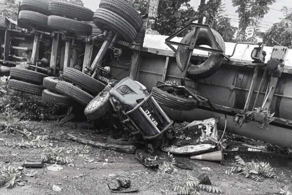 Dos agentes de la PNC perdieron la vida durante el accidente de tr&aacute;nsito en Izabal. (Foto: RRSS)