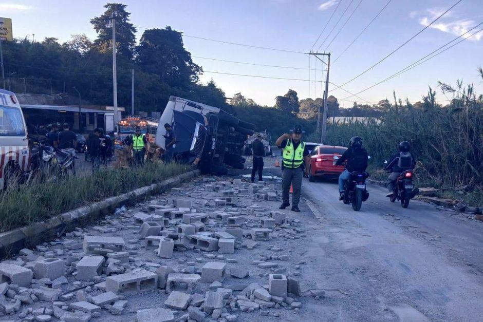 Uno de los camiones volc&oacute; y la carga que transportaban ha quedado dispersada en el asfalto. (Foto: PMT de Villa Canales)