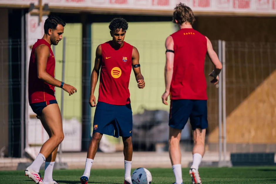 Lamine en el entrenamiento de este mi&eacute;rcoles junto a Eric Garc&iacute;a y Anthony Gordon. (Foto: FC Barcelona)&nbsp;