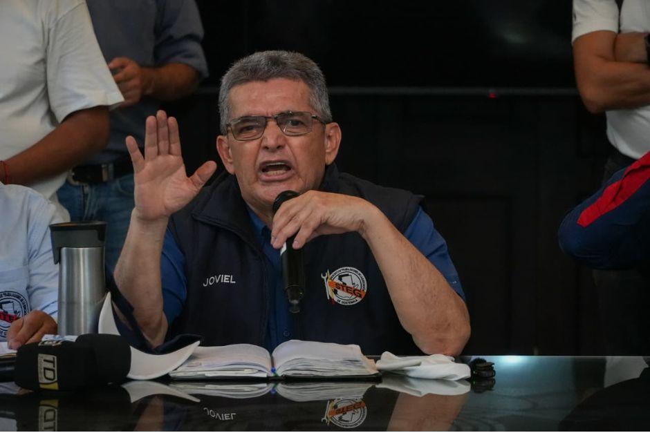 En su entrevista con diputados, Joviel Acevedo, dirigente del STEG, pidi&oacute; Q25 para alimentaci&oacute;n, as&iacute; como vestimenta y calzado para los alumnos. (Foto: Wilder L&oacute;pez/Soy502)