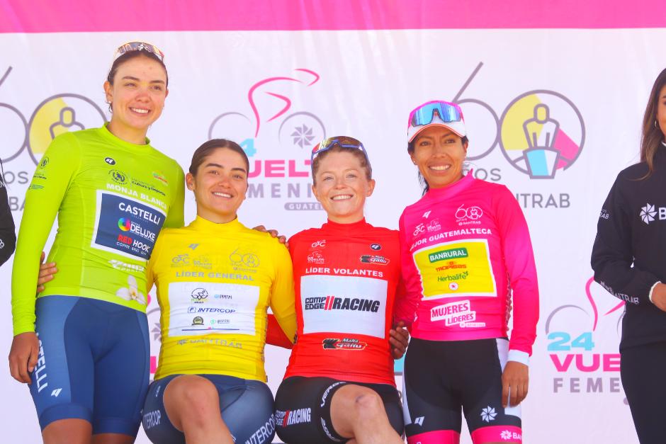 Las ganadoras de la segunda etapa de la Vuelta Femenina a Guatemala 2026 posan en el podio. (Foto: Fedeciclismo)