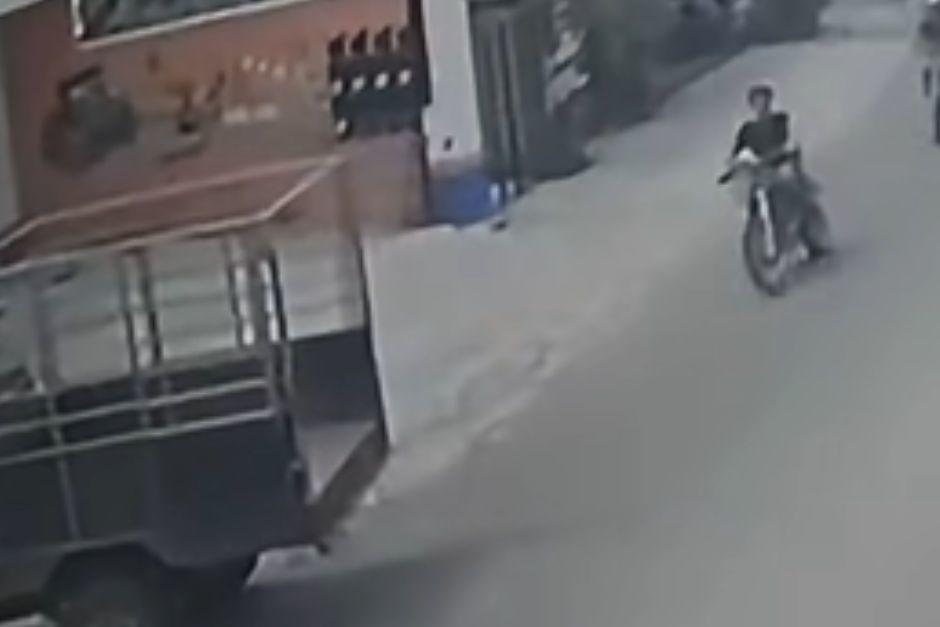 El accidente ocurri&oacute; cuando un cami&oacute;n estaba estacion&aacute;ndose.&nbsp; (Foto v&iacute;a: captura de video)