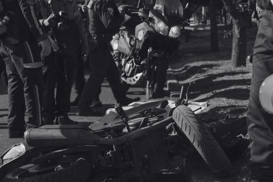 El cuerpo de la conductora qued&oacute; a un costado de la motocicleta en la que se conduc&iacute;a. (Foto: CMB)