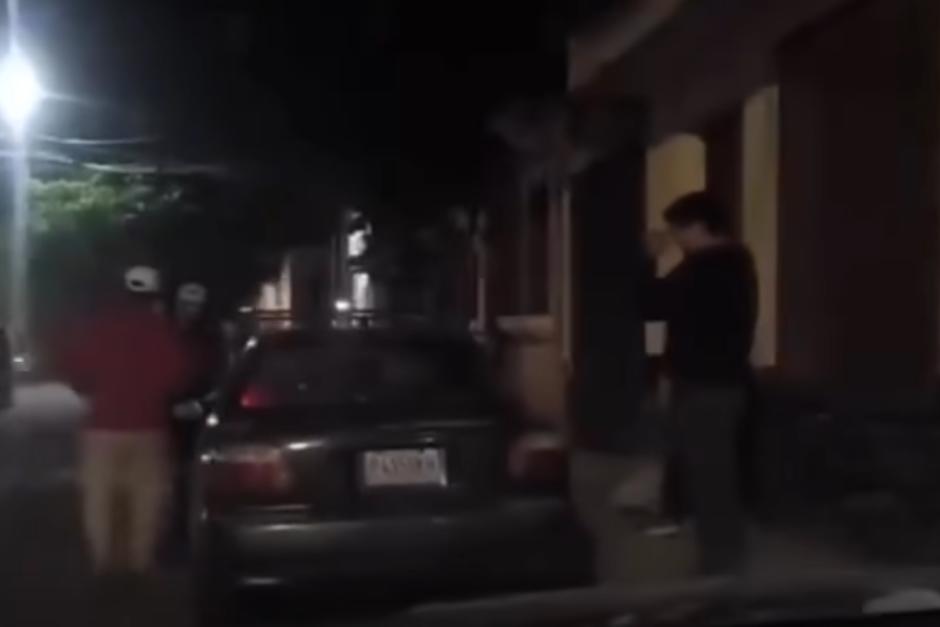 Un grupo de personas golpe&oacute; brutalmente a un hombre en Antigua Guatemala. (Foto: Captura de video)