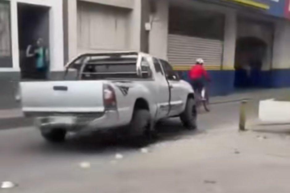 Un ciclista result&oacute; gravemente herido luego de haber sido arrollado por un picop. (Foto: Captura de video)