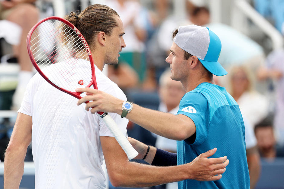 Zverev (izquierda) qued&oacute; eliminado prematuramente del torneo disputado en Cincinnati. (Foto: AFP)