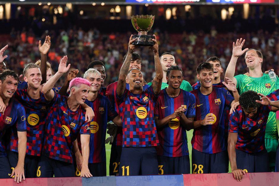 Raphinha, como capit&aacute;n de los cul&eacute;s, levant&oacute; el trofeo Joan Gamper ante los aplausos del Camp Nou. (Foto: AFP)
